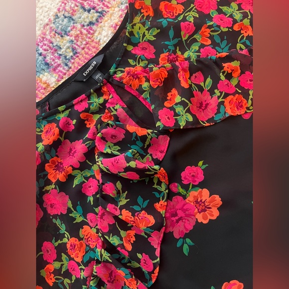 Express Floral Keyhole Ruffle Top Black Red Small - Picture 3 of 5